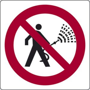 cartello (non indirizzate getti d'acqua)