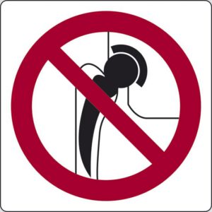 cartello (divieto di accesso ai portatori di protesi metalliche)