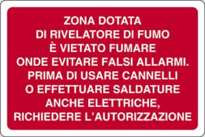 cartello ZONA DOTATA DI RIVELATORE DI FUMO E' VIETATO FUMARE ONDE EVITARE FALSI ALLARMI. PRIMA DI USARE CANNELLI O EFFETTUARE SALDATURE ANCHE ELETTRICHE, RICHIEDERE L'AUTORIZZAZIONE