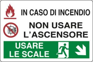 cartello IN CASO DI INCENDIO NON USARE L'ASCENSORE USARE LE SCALE (in basso a destra)