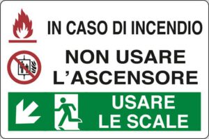cartello IN CASO DI INCENDIO NON USARE L'ASCENSORE USARE LE SCALE (in basso a sinistra)