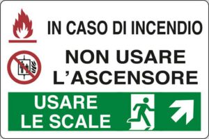cartello IN CASO DI INCENDIO NON USARE L'ASCENSORE USARE LE SCALE (in alto a destra)