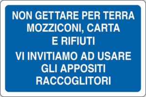 cartello NON GETTARE PER TERRA MOZZICONI, CARTA E RIFIUTI VI INVITIAMO A USARE GLI APPOSITI RACCOGLITORI