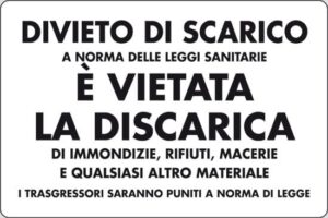 cartello DIVIETO DI SCARICO A NORMA DELLE LEGGI SANITARIE È VIETATA LA DISCARICA DI IMMONDIZIE, RIFIUTI MACERIE E QUALSIASI ALTRO MATERIALE