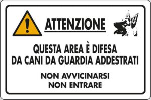 cartello ATTENZIONE QUESTA AREA È DIFESA DA CANI DA GUARDIA ADDESTRATI NON AVVICINARSI NON ENTRARE