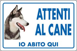 cartello ATTENTI AL CANE IO ABITO QUI