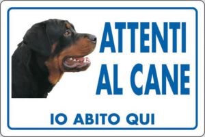 cartello ATTENTI AL CANE IO ABITO QUI