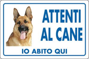 cartello ATTENTI AL CANE IO ABITO QUI