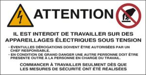 cartello n° 16 ATTENTION IL EST INTERDIT DE TRAVAILLER SUR DES APPAREILLAGES ÉLECTRIQUES SOUS TENSION