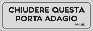 cartello CHIUDERE QUESTA PORTA ADAGIO GRAZIE