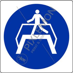 cartello (è obbligatorio usare il ponte pedonale - use footbridge)