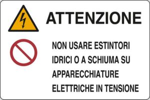 cartello ATTENZIONE NON USARE ESTINTORI IDRICI O A SCHIUMA SU APPARECCHIATURE ELETTRICHE IN TENSIONE