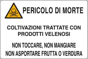 cartello PERICOLO DI MORTE COLTIVAZIONI TRATTATE CON PRODOTTI VELENOSI NON TOCCARE, NON MANGIARE NON ASPORTARE FRUTTA E VERDURA