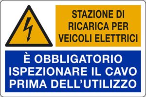 cartello STAZIONE DI RICARICA PER VEICOLI ELETTRICI - È OBBLIGATORIO ISPEZIONARE IL CAVO PRIMA DELL’UTILIZZO