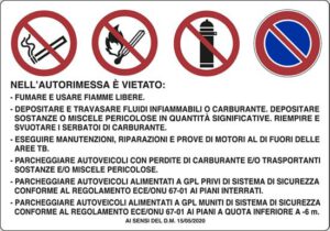 cartello NELL'AUTORIMESSA E' VIETATO: - FUMARE E USARE FIAMME LIBERE...